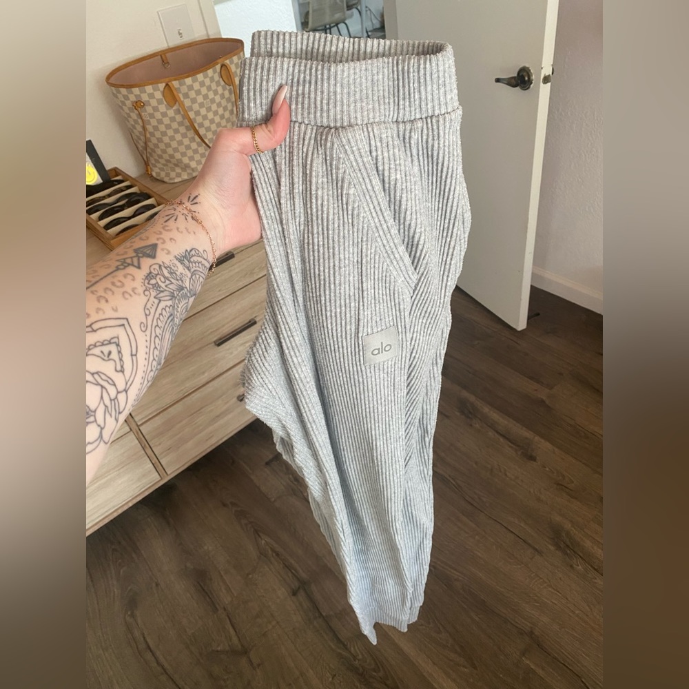 Alo Yoga Muse sweatpants grey size M